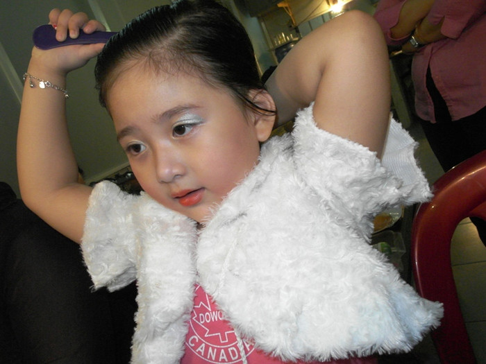 Chải tóc một cách rất điệu nghệ.