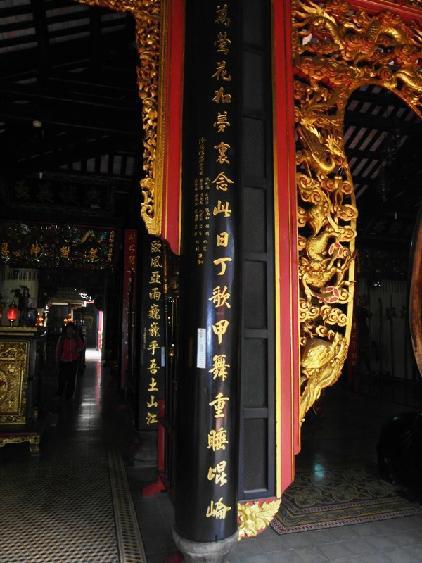 Cách bày trí này tạo ra một không khí rất trang nghiêm, huyền bí. Cách bày trí này tạo ra một không khí rất trang nghiêm, huyền bí.