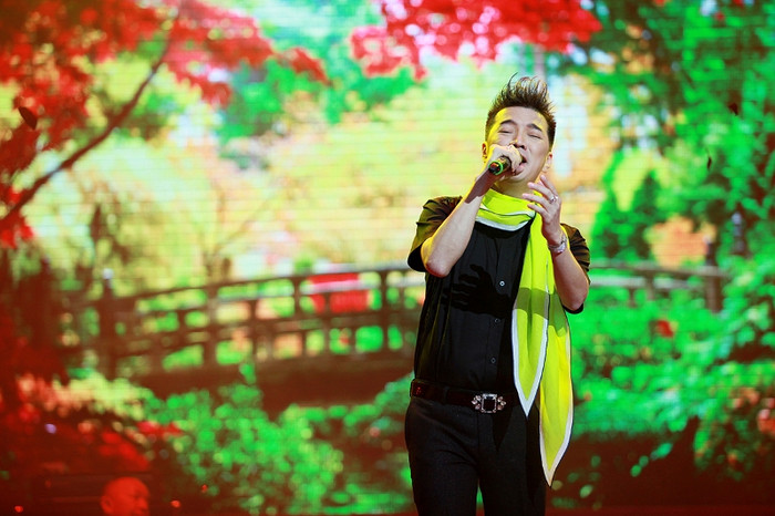 Liên tục thay đổi những bộ trang phục sang trọng, Mr Đàm như chơi vơi giữa trời thu nhà hát TP.HCM, chơi vơi trong cảm xúc... Liên tục thay đổi những bộ trang phục sang trọng, Mr Đàm như chơi vơi giữa trời thu nhà hát TP.HCM, chơi vơi trong cảm xúc...