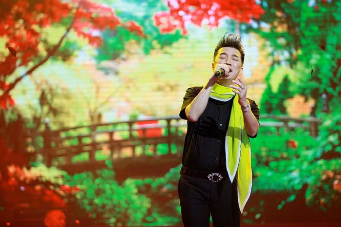 Liên tục thay đổi những bộ trang phục sang trọng, Mr Đàm như chơi vơi giữa trời thu nhà hát TP.HCM, chơi vơi trong cảm xúc...