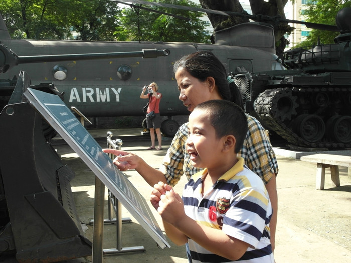 Nghe mẹ đọc, cháu Đông Dương reo lên: “Các chú bộ đội tài quá!”.