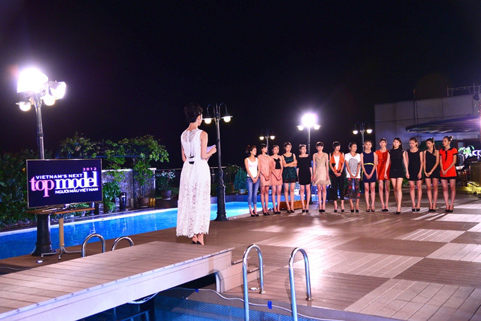 Đến lúc giám khảo Xuân Lan đang công bố phần đánh giá của Ban giám khảo về những bức ảnh nổi bật của thí sinh trong tuần.