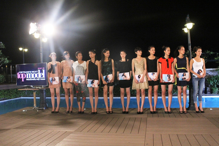 Sau phần thi trang điểm và biểu cảm trước ống kính, các thí sinh hồi hộp chờ đợi “phán quyết” từ 4 vị giám khảo khó tính: Xuân Lan, Nam Trung, Đỗ Mạnh Cường, Hoài Nam. Sẽ có một thí sinh bị loại khỏi cuộc chơi. Sau phần thi trang điểm và biểu cảm trước ống kính, các thí sinh hồi hộp chờ đợi “phán quyết” từ 4 vị giám khảo khó tính: Xuân Lan, Nam Trung, Đỗ Mạnh Cường, Hoài Nam. Sẽ có một thí sinh bị loại khỏi cuộc chơi.