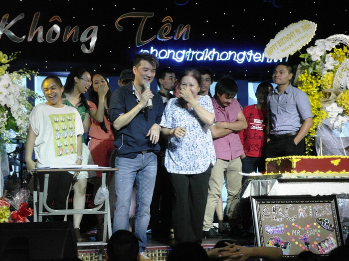 Có nhiều khán giả đã lên sân khấu, chơi trò chơi "đoán tựa bài hát". Vị khán giả nữ lớn tuổi này nhắc một kỷ niệm:"Tôi biết Hưng từ thời con chưa nổi tiếng. Nhớ lần đó, Hưng hát ở một sân vận động, Hưng trượt chân té, bùn văng dơ cả quần áo. Thế mà Hưng vẫn hát say sưa..." Có nhiều khán giả đã lên sân khấu, chơi trò chơi "đoán tựa bài hát". Vị khán giả nữ lớn tuổi này nhắc một kỷ niệm:"Tôi biết Hưng từ thời con chưa nổi tiếng. Nhớ lần đó, Hưng hát ở một sân vận động, Hưng trượt chân té, bùn văng dơ cả quần áo. Thế mà Hưng vẫn hát say sưa..."