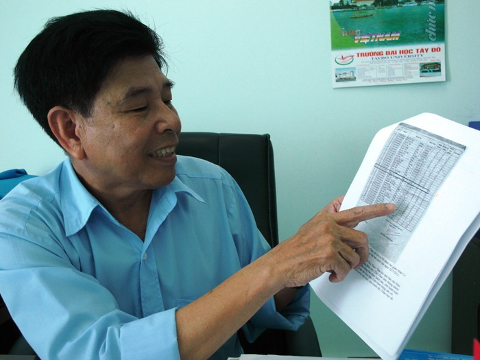 Tiến sĩ Phan Văn Thơm, quyền Hiệu trưởng trường ĐH Tây Đô đang giải thích bảng điểm "khó hiểu" của Hoa hậu Thu Thảo cho phóng viên báo điện tử Giáo dục Việt Nam.