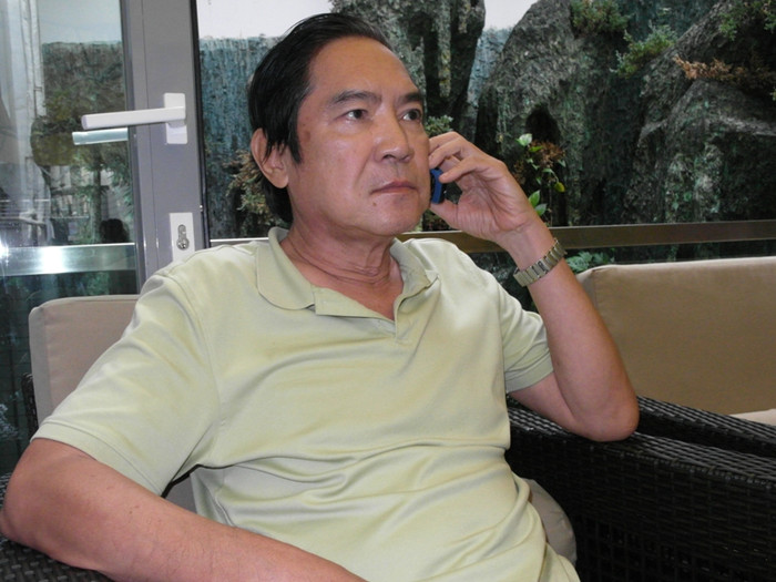 Nhạc sĩ Quốc Dũng gọi điện thoại cho ca sĩ Cẩm Vân: “Vân ơi, mấy ngày nay,anh buồn lắm. Anh em mình hiểu nhau, em cho anh xin lỗi"