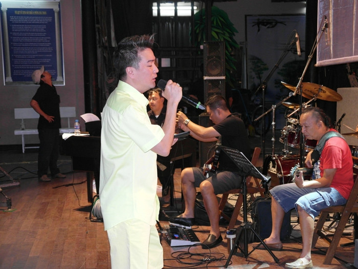 Rất nhiều lần "nhắc nhở" ban nhạc như thế, anh mới tạm hài lòng. Rất nhiều lần "nhắc nhở" ban nhạc như thế, anh mới tạm hài lòng.