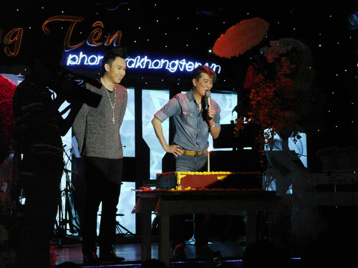 Trong sinh nhật của Mr Đàm còn có người em thân thiết Dương Triệu Vũ. Trong sinh nhật của Mr Đàm còn có người em thân thiết Dương Triệu Vũ.