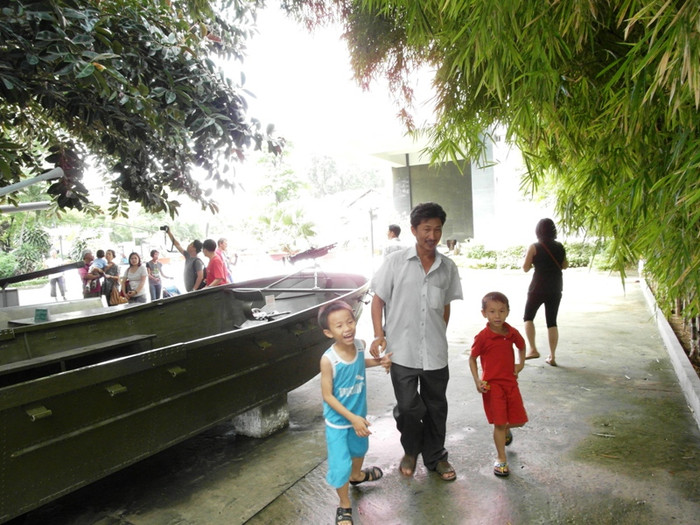 Cha dắt con đi tìm hiểu lịch sử…