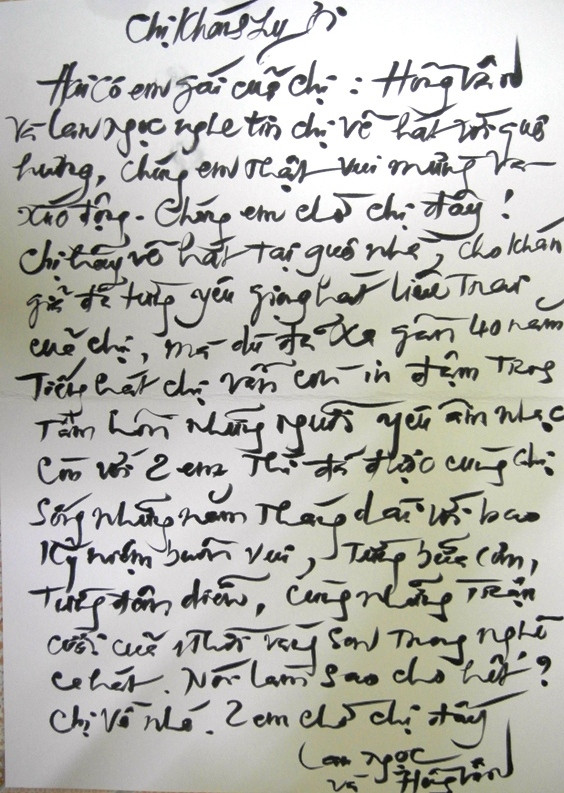 Lá thư chung đầy cảm xúc của NSƯT Hồng Vân và ca sĩ Lan Ngọc (nét bút của NSƯT Hồng Vân). Lá thư chung đầy cảm xúc của NSƯT Hồng Vân và ca sĩ Lan Ngọc (nét bút của NSƯT Hồng Vân).