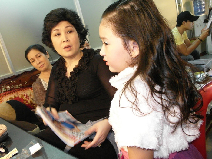 NSND Hồng Vân dặn dò con về cách diễn lần cuối, trước khi Bí Ngô bước ra sân khấu.