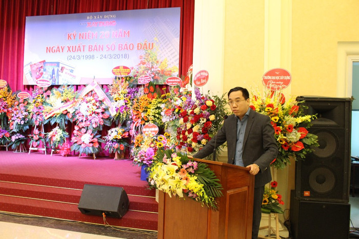 Lãnh đao Vụ Báo chí xuất bản chúc mừng Báo Xây dựng. Lãnh đao Vụ Báo chí xuất bản chúc mừng Báo Xây dựng.