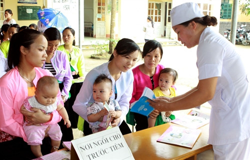 Bộ Y tế khuyến cáo các bậc cha mẹ tiếp tục đưa con đi tiêm chủng đầy đủ, đúng lịch các vaccine trong chương trình mở rộng, để trẻ em không bị mắc các bệnh truyền nhiễm nguy hiểm. (Ảnh: Tuyengiao.vn) Bộ Y tế khuyến cáo các bậc cha mẹ tiếp tục đưa con đi tiêm chủng đầy đủ, đúng lịch các vaccine trong chương trình mở rộng, để trẻ em không bị mắc các bệnh truyền nhiễm nguy hiểm. (Ảnh: Tuyengiao.vn)