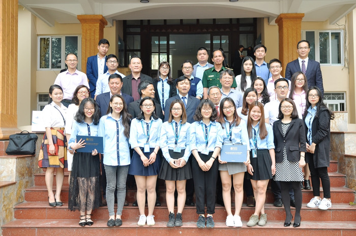 Các đại biểu đạt giải chụp ảnh lưu niệm cùng ban tổ chức (Ảnh: Lại Cường) Các đại biểu đạt giải chụp ảnh lưu niệm cùng ban tổ chức (Ảnh: Lại Cường)