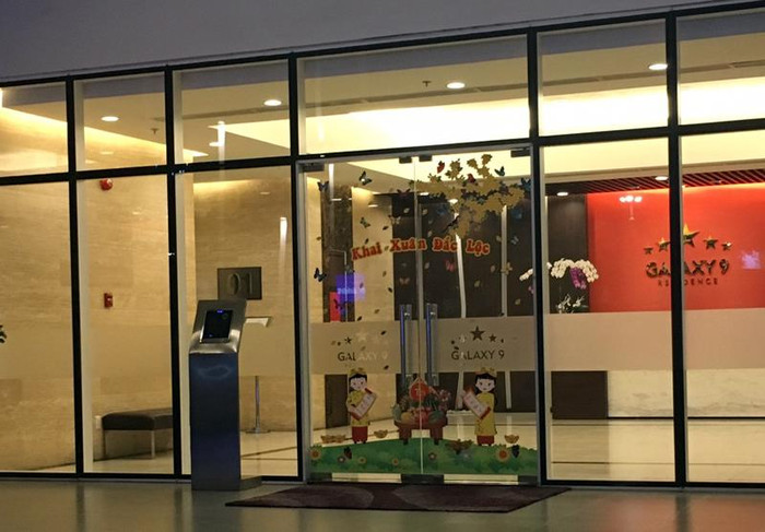 Lối ra vào chung cư Galaxy 9 luôn được bảo vệ nghiêm ngặt. (Ảnh: N.N) Lối ra vào chung cư Galaxy 9 luôn được bảo vệ nghiêm ngặt. (Ảnh: N.N)