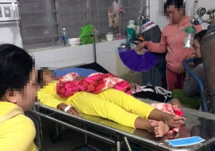 Học sinh bị thương do điện giật đang được cấp cứu tại bệnh viện. (Ảnh: X.H)