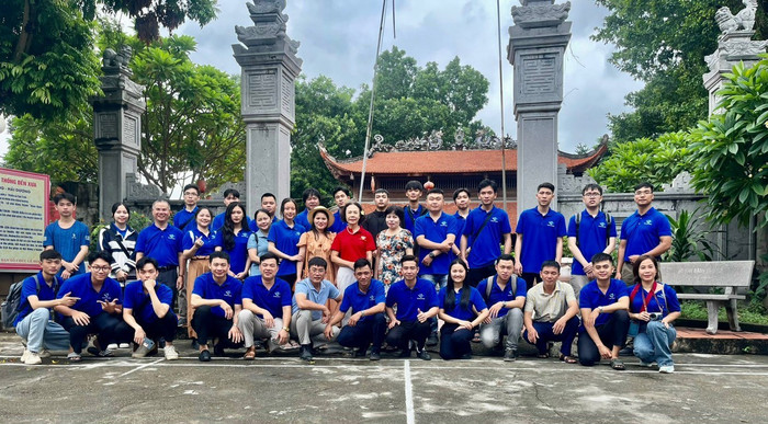 Thầy cô và sinh viên Khoa Y học cổ truyền chụp ảnh lưu niệm