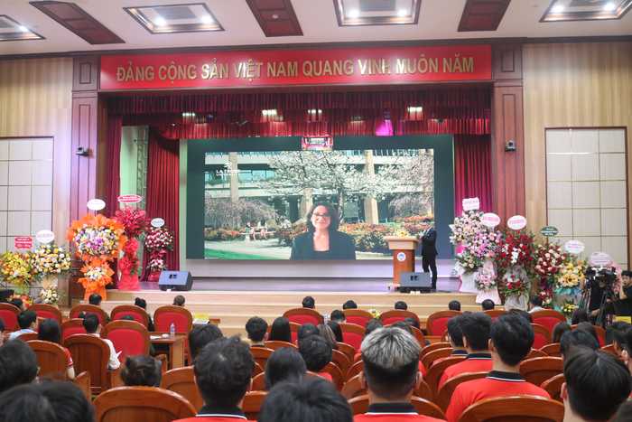 Giáo sư Amalia Di Iorio – Phó Hiệu trưởng Phụ trách liên kết đào tạo Đại học La Trobe chia sẻ với tân sinh viên trong ngày lễ khai giảng