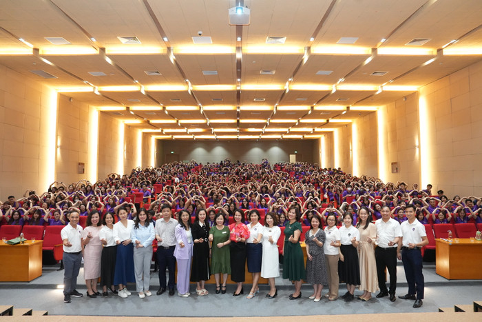 Hoạt động trải nghiệm tại Hệ thống giáo dục Vinschool kết thúc tốt đẹp, sinh viên cùng các thầy cô giáo chụp ảnh lưu niệm. Hoạt động trải nghiệm tại Hệ thống giáo dục Vinschool kết thúc tốt đẹp, sinh viên cùng các thầy cô giáo chụp ảnh lưu niệm.