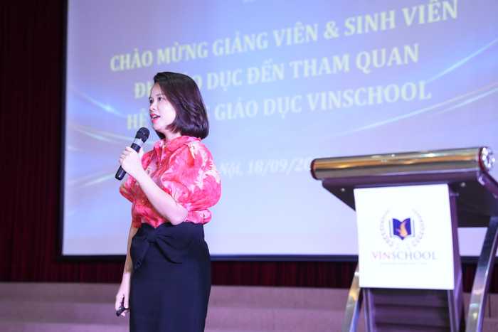 Phó tổng Giám đốc Nhân sự - Đào tạo Vinschool bà Nguyễn Thu Hường chia sẻ tại chương trình chào mừng. Phó tổng Giám đốc Nhân sự - Đào tạo Vinschool bà Nguyễn Thu Hường chia sẻ tại chương trình chào mừng.