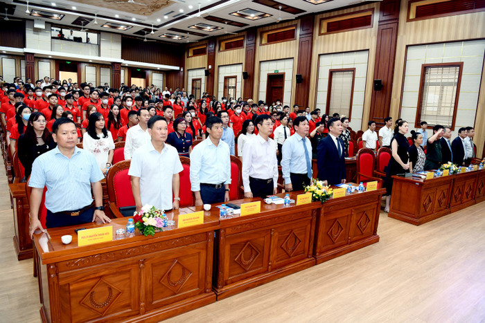 Mở đầu chương trình, sau lễ chào cờ và hát quốc ca, các đại biểu, sinh viên cùng phụ huynh có mặt tại hội trường đã dành thời gian mặc niệm để chia sẻ, tưởng nhớ những nạn nhân trong vụ cháy chung cư mini tại Hà Nội vừa qua