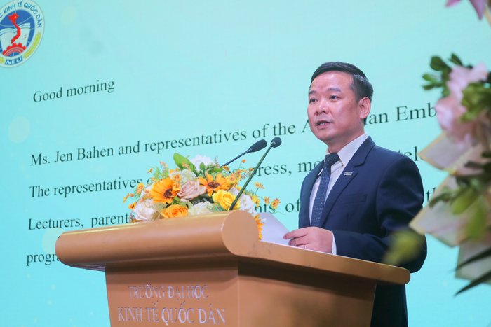 Phó giáo sư, Tiến sĩ Bùi Huy Nhượng – Phó Hiệu trưởng Trường Đại học Kinh tế quốc dân phát biểu tại Lễ khai giảng