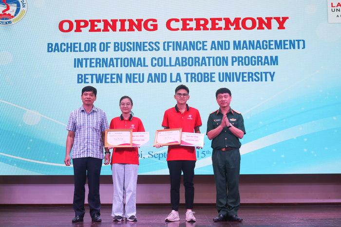 Thiếu tướng Trần Đình Thăng – Cục trưởng Cục kinh tế Bộ Quốc Phòng, Chủ tịch Hiệp hội các doanh nghiệp Quân đội trao học bổng cho các tân sinh viên thủ khoa đầu vào