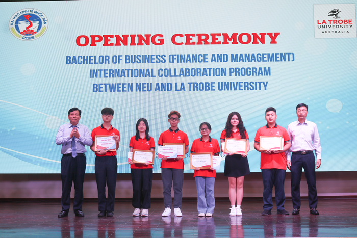 Các tân sinh viên thủ khoa đầu vào nhận học bổng