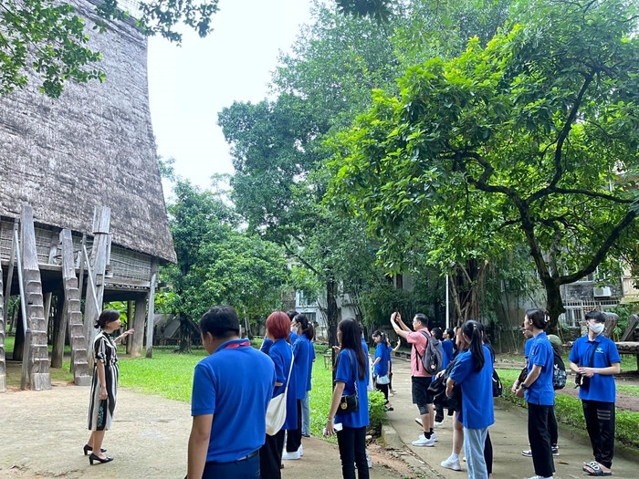 Sinh viên đang tham quan