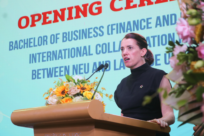 Bà Jen Bahen - Đại sứ quán Australia tại Việt Nam phát biểu tại lễ khai giảng khóa 2, ngành Tài chính và Quản lý, chương trình cử nhân quốc tế liên kết giữa Trường Đại học Kinh tế quốc dân và Đại học La Trobe