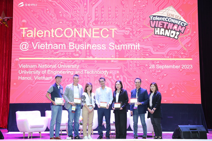 Bà Linda Tan, Chủ tịch SEMI Đông Nam Á trao kỷ niệm chương cho các diễn giả