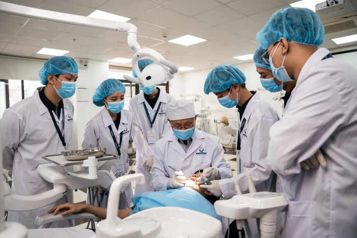 Ngày 29/12/2022, Bộ trưởng Bộ Giáo dục và Đào tạo ký quyết định số 4621/QĐ-BGDĐT về việc cho phép Trường Đại học Phenikaa đào tạo ngành Răng - Hàm - Mặt trình độ đại học. Ảnh: Trường Đại học Phenikaa Ngày 29/12/2022, Bộ trưởng Bộ Giáo dục và Đào tạo ký quyết định số 4621/QĐ-BGDĐT về việc cho phép Trường Đại học Phenikaa đào tạo ngành Răng - Hàm - Mặt trình độ đại học. Ảnh: Trường Đại học Phenikaa