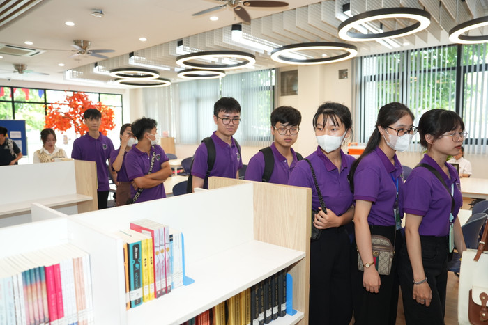 Sinh viên Trường Đại học Giáo dục cũng đã để lại ấn tượng và cảm xúc tốt đẹp với sắc tím đồng phục, tác phong nề nếp và văn minh khi đến Vinschool. Sinh viên Trường Đại học Giáo dục cũng đã để lại ấn tượng và cảm xúc tốt đẹp với sắc tím đồng phục, tác phong nề nếp và văn minh khi đến Vinschool.