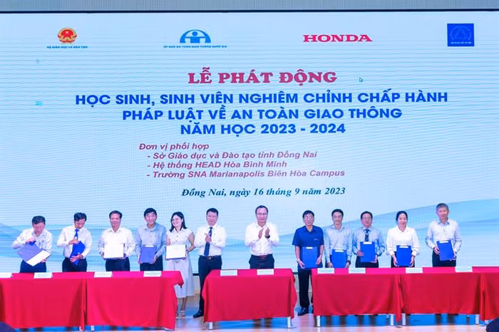 Đại diện 5 Sở Giáo dục và Đào tạo và 5 trường đại học ký cam kết về tăng cường giáo dục an toàn giao thông cho học sinh, sinh viên