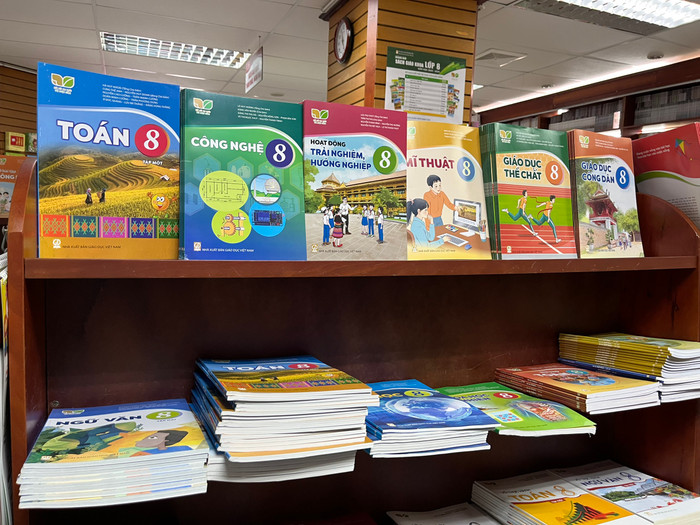 Để tránh mua phải sách in lậu, sách giả, giáo viên, phụ huynh và học sinh không mua sách từ các nguồn trôi nổi trên thị trường (ảnh minh họa: NXBGDVN) Để tránh mua phải sách in lậu, sách giả, giáo viên, phụ huynh và học sinh không mua sách từ các nguồn trôi nổi trên thị trường (ảnh minh họa: NXBGDVN)