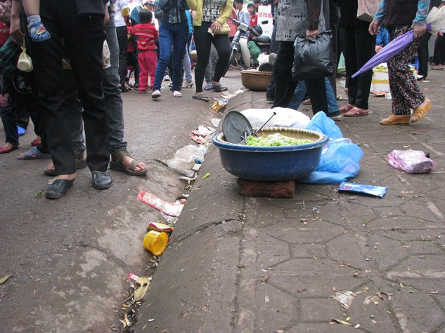 Cân cảnh những đồ ăn được bày bán chung với rác thải,