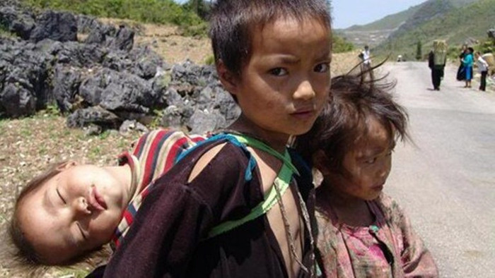 Tuy nhiên, vấn đề bảo vệ, chăm sóc trẻ em hiện nay đang có nhiều vấn đề bất cập, vì còn nhiều trẻ em đang phải chịu vất vả kiếm sống, vẫn còn trẻ em bỏ học, trẻ bị suy dinh dưỡng.