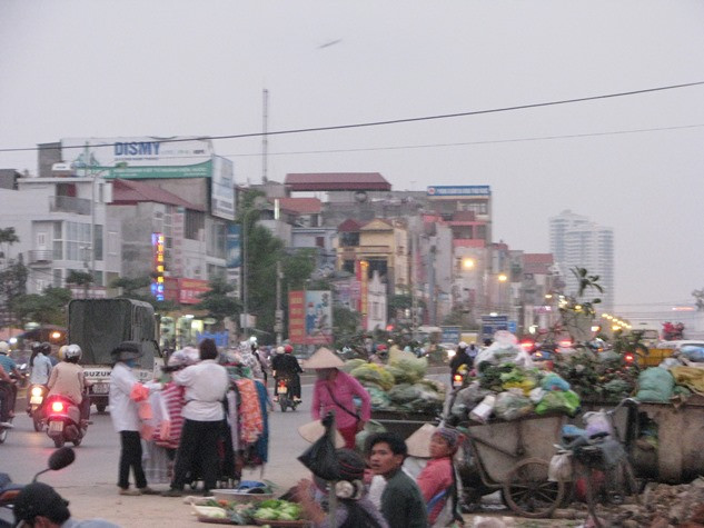 Hà Nội tấp nập về chiều tối, “ bỏ mặc” những bụi bặm, rác thải, xú uế… đang bủa vây tới mọi người khi qua đoạn đường Cầu Diễn- Từ Liêm.