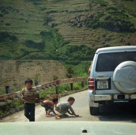 Những đứa trẻ hồn nhiên nhặt kẹo, nhưng hành động của những người trên xe được cho là không phải “từ thiện” mà là một cách “mua vui”.