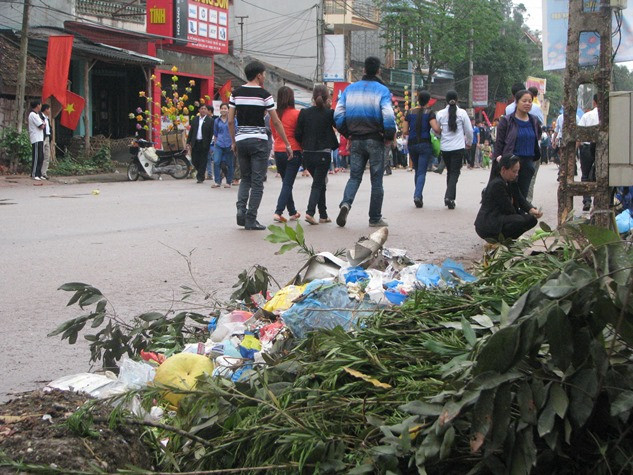 Rác thải choán gần hết con đường qua lại gây một mùi lại đặc trưng cho con người mỗi khi qua đoạn đường Triều Khúc- Hà Nội.