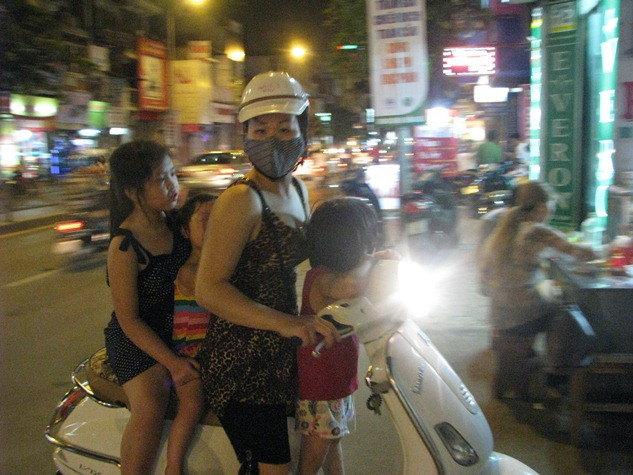 Người người, nhà nhà kẹp 3, kẹp 4 “ rồng rắn” kéo nhau chơi trong ngày của bé mà “quên” hay “ cố tình” đánh liều với tính mạng con trẻ, và dù sống trong môi trường hiện đại thì con người cũng không nên thờ ơ với cả mạng sống của con em mình.