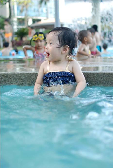 Bé Sumo tỏ ra rất thích thú Bé Sumo tỏ ra rất thích thú