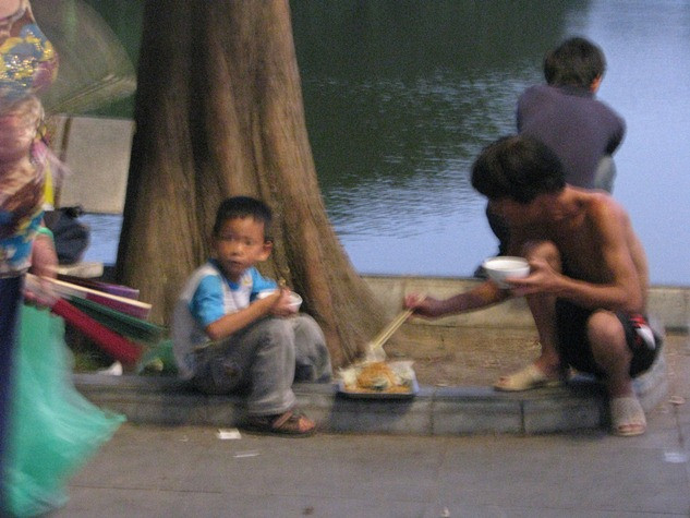 Thảm cảnh đến đáng thương của hai cha con, được người dân quanh bờ hồ từ thiện cho miếng cơm chống lại “cái đói” giữa thời tiết “ khát mưa” giữa lòng Hà Nội