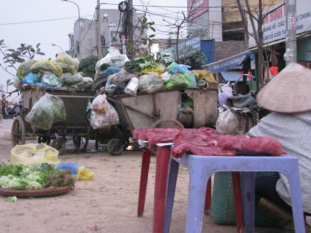 Nhiều người dân không khỏi ngỡ ngàng chứng kiến cảnh tượng “ hiếm gặp” đang được bày bán tràn lan xuống phố.