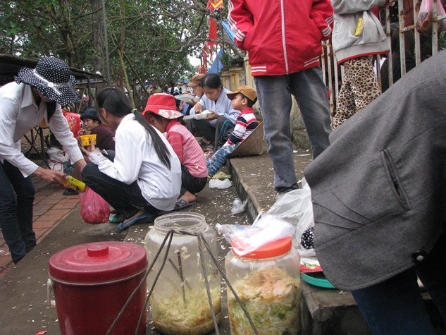 Quanh cổng bệnh viện lớn như Bạch Mai, đang được người dân trên địa bàn chiếm chỗ đống đô làm nơi kinh doanh, buôn bán rất mất vệ sinh nơi đô thị.