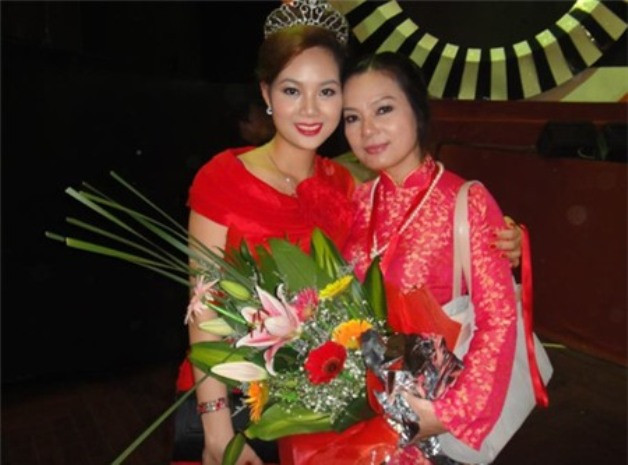 Mai Phương lập gia đình với người bạn trai từ thời cấp 3 và có một cậu con trai rất đáng yêu. Mai Phương lập gia đình với người bạn trai từ thời cấp 3 và có một cậu con trai rất đáng yêu.