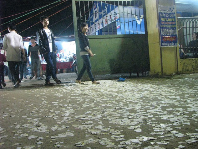 Hình ảnh ngay trước mắt là một thực trạng thiếu ý thức giữ gìn vệ sinh chung nơi thành phố đầy năng động như Hà Nội.