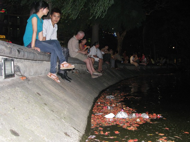 Sau những ngày nóng như chảo lửa, nhiều người đã tìm đến những ao hồ, sông suối… hóng mát. Vậy nhưng, mùi rác thải bốc lên hòa quyện những cơn gió đang nhẹ nhàng truyền bệnh vào cho người dân.