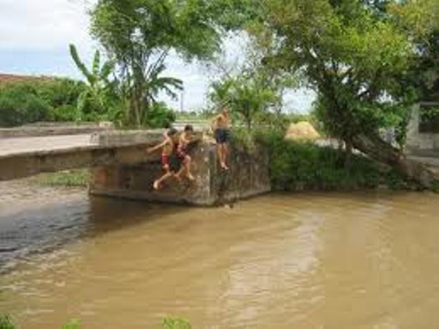 Hình ảnh rất đỗi thân quen với trẻ con, người lớn dù biết cũng khó lòng kiểm soát được.