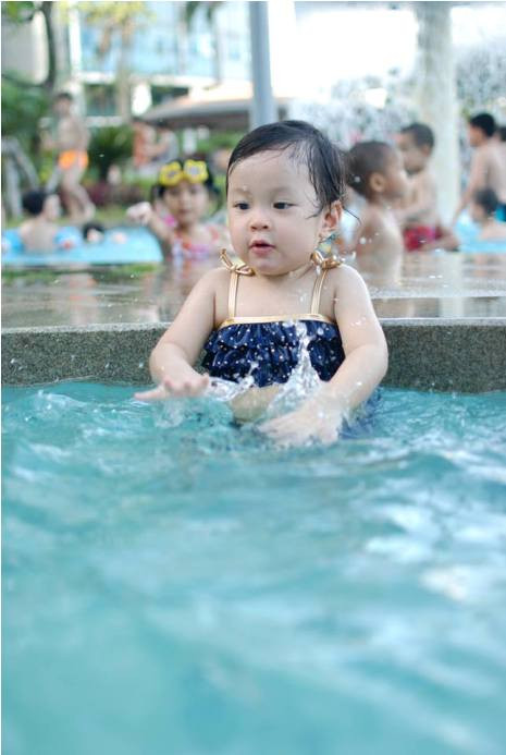 Vô tư vui đùa dưới bể bơi Vô tư vui đùa dưới bể bơi